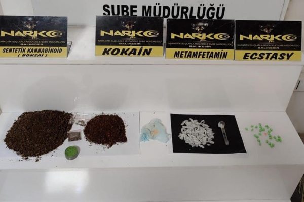 ARANAN ARAÇ UYUŞTURUCU DEPOSU ÇIKTI