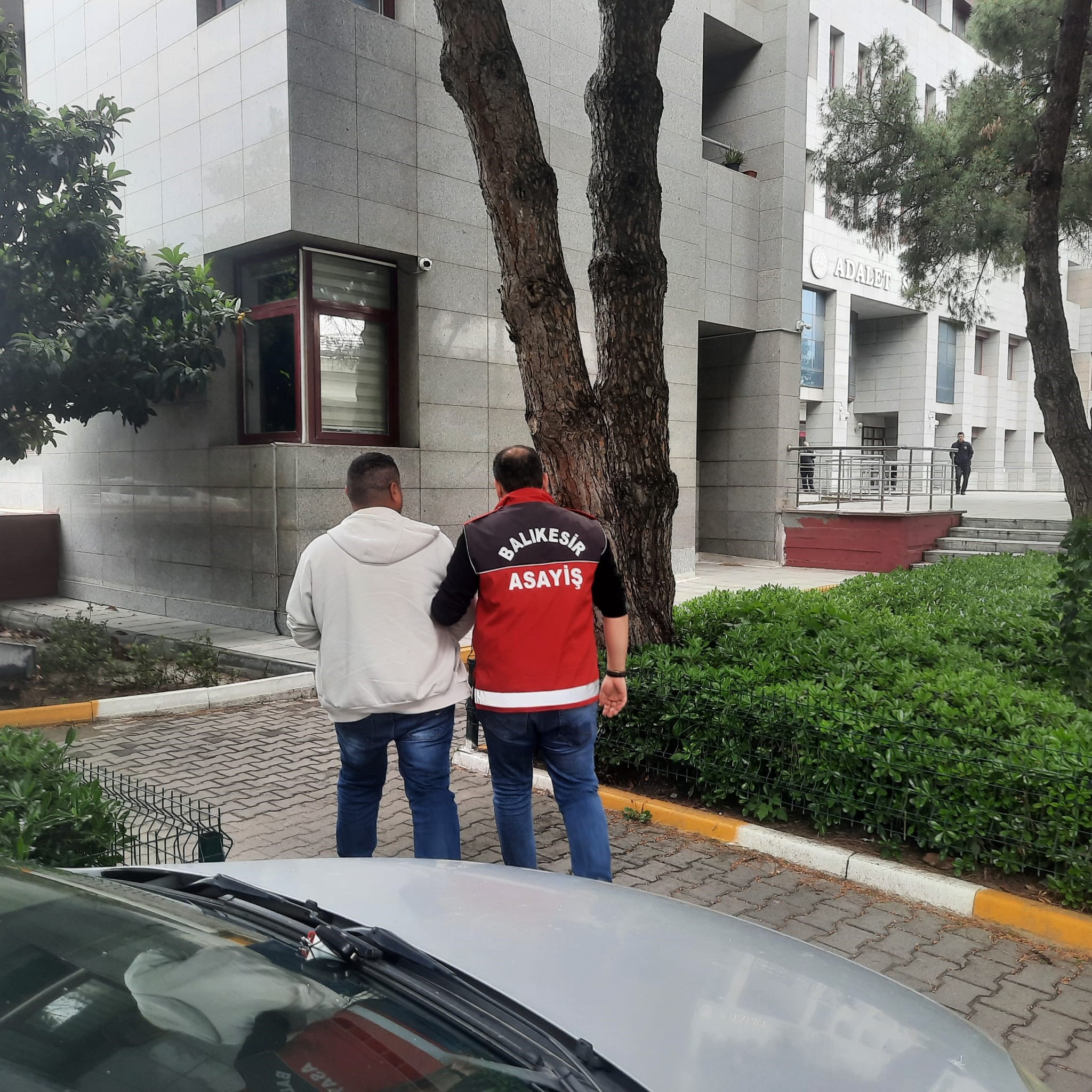 Balıkesir’de bıçaklı saldırıya uğrayan kurye hayatını kaybetti. Alınan bilgiye göre,