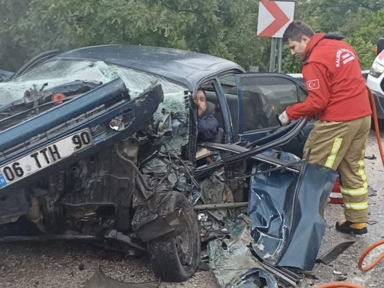 Balıkesir’in Gönen ilçesinde tır ve otomobilin karıştığı trafik kazasında 3