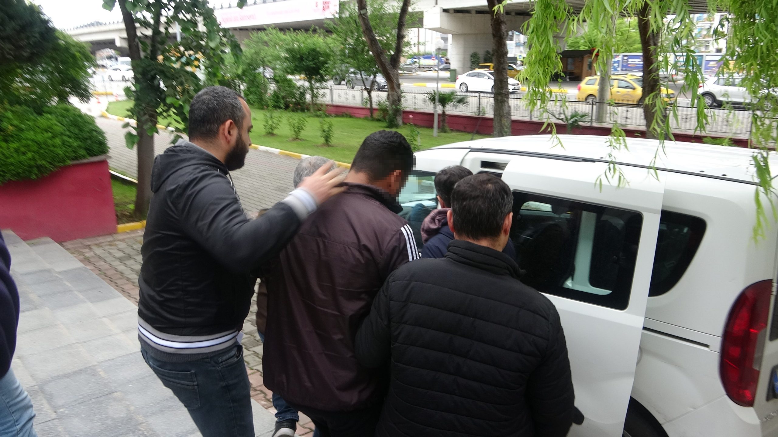 Balıkesir’de sabaha karşı pizza siparişini teslim etmek için bir eve