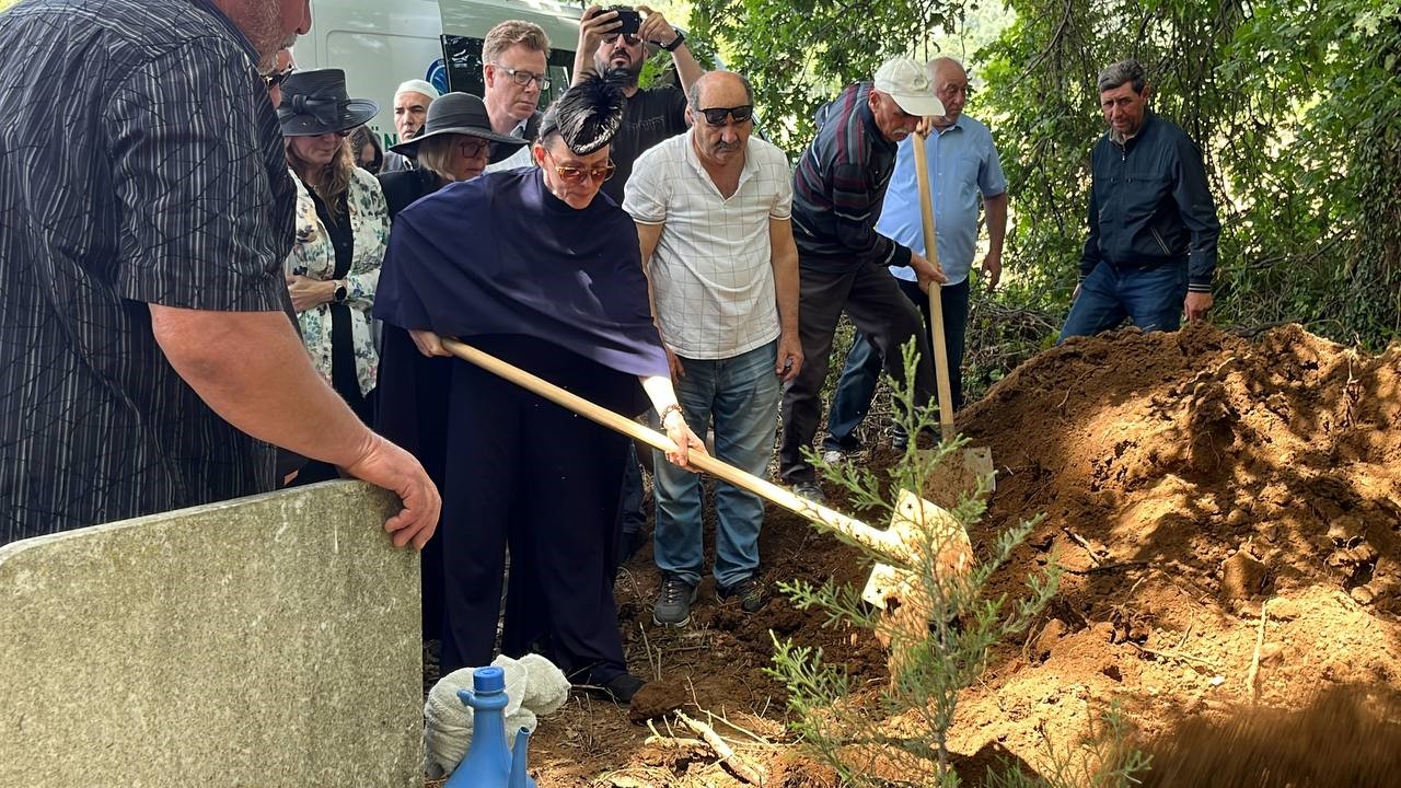 BERZEG AİLESİ, KORHAN BERZEG’İ DUALARLA UĞURLADI Balıkesir’in Gönen ilçesine bağlı Armutlu Mahallesi’nde köpeği Tina ile beraber