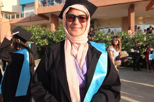 5 ÇOCUK ANNESİNİN DİPLOMA SEVİNCİ