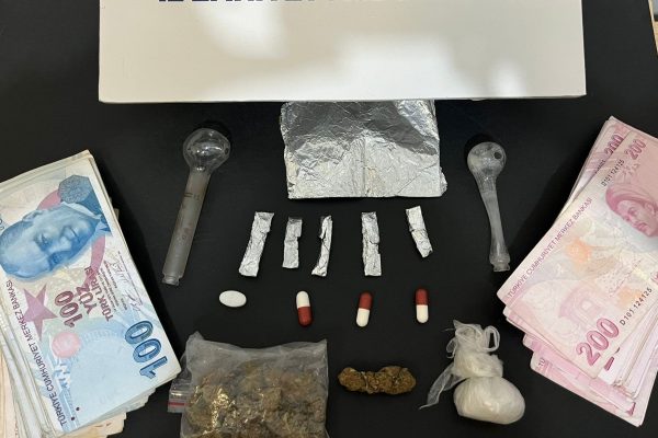 DUR İHTARINA UYMAYANLARIN ÜZERİNDEN UYUŞTURUCU ÇIKTI