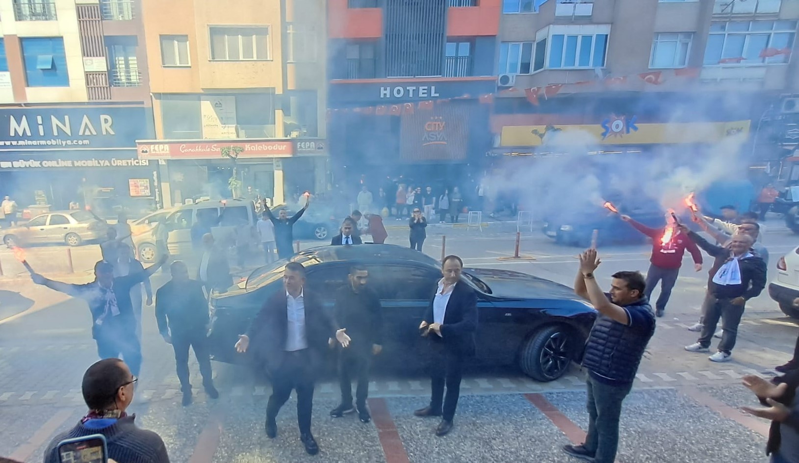 Bandırmaspor onursal başkanı Onur Göçmez düzenlediği basın toplantısı ile camiaya