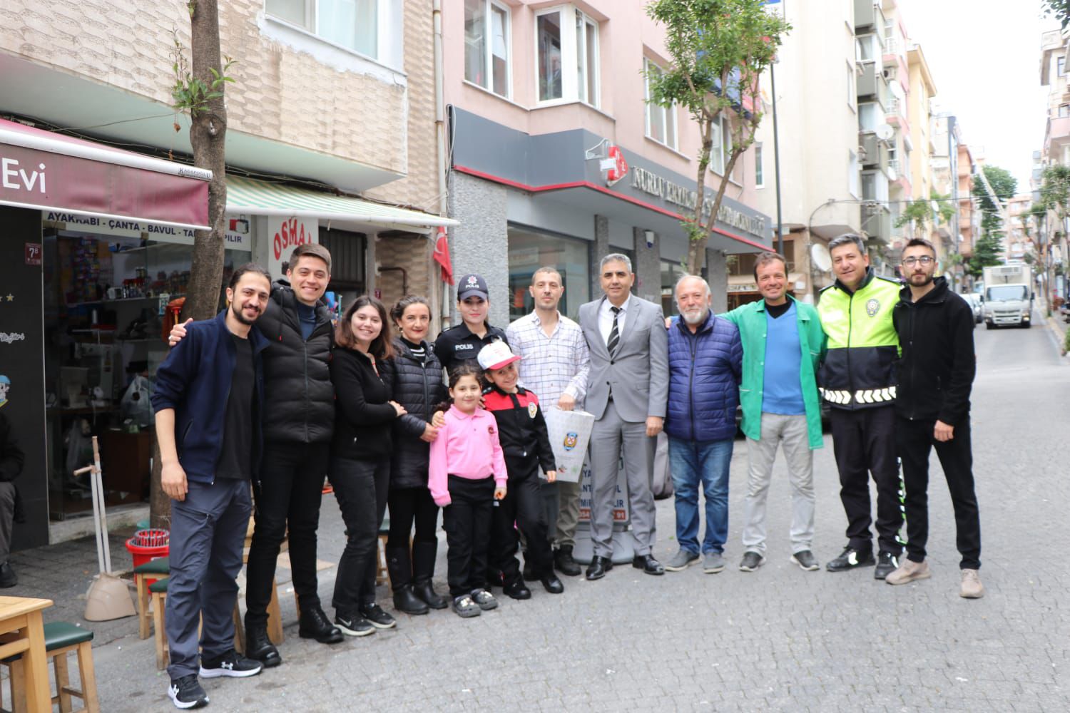 Bandırma’da Trafik Haftası kutlanırken 9 yaşındaki küçük Elif gündem oldu.