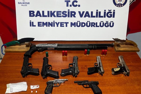 POLİSLERİ GÖRÜNCE ÇATIDAKİ HALININ İÇİNE SAKLANDI!