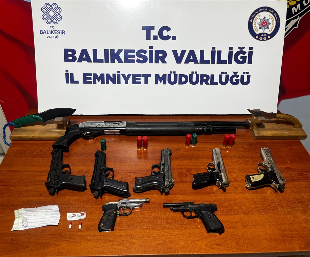 Bandırma’da çeşitli mahallelerde devriye gezen polis ekiplerinin şüphe üzerine durdurdukları