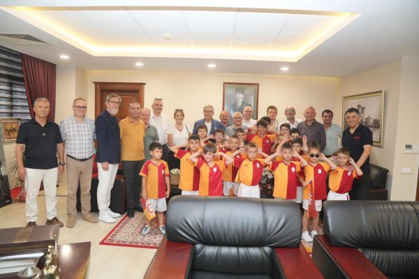 BANDIRMA BELEDİYESİ SARI KIRMIZAYA BÜRÜNDÜ