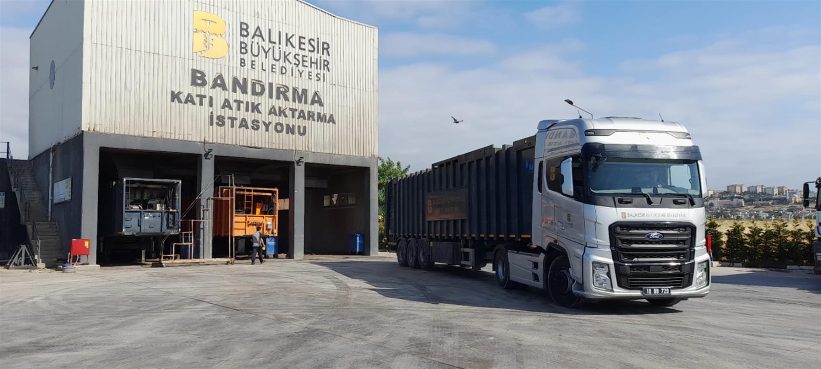   Atık taşıma faaliyetlerini aralıksız sürdüren Balıkesir Büyükşehir Belediyesi, geride