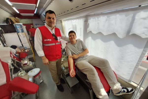 18 YAŞINDA İLK KAN BAĞIŞINI YAPTI