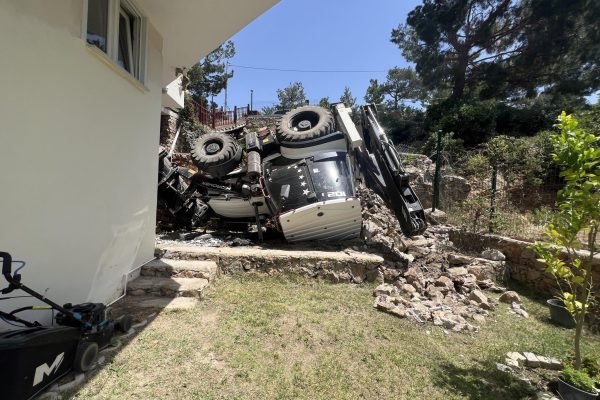 İŞ MAKİNASININ ALTINDA KALAN ÇOCUK HAYATINI KAYBETTİ