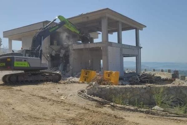 ERDEK’TE KAÇAK VE DEPREME DAYANIKSIZ YAPILAR YIKILIYOR