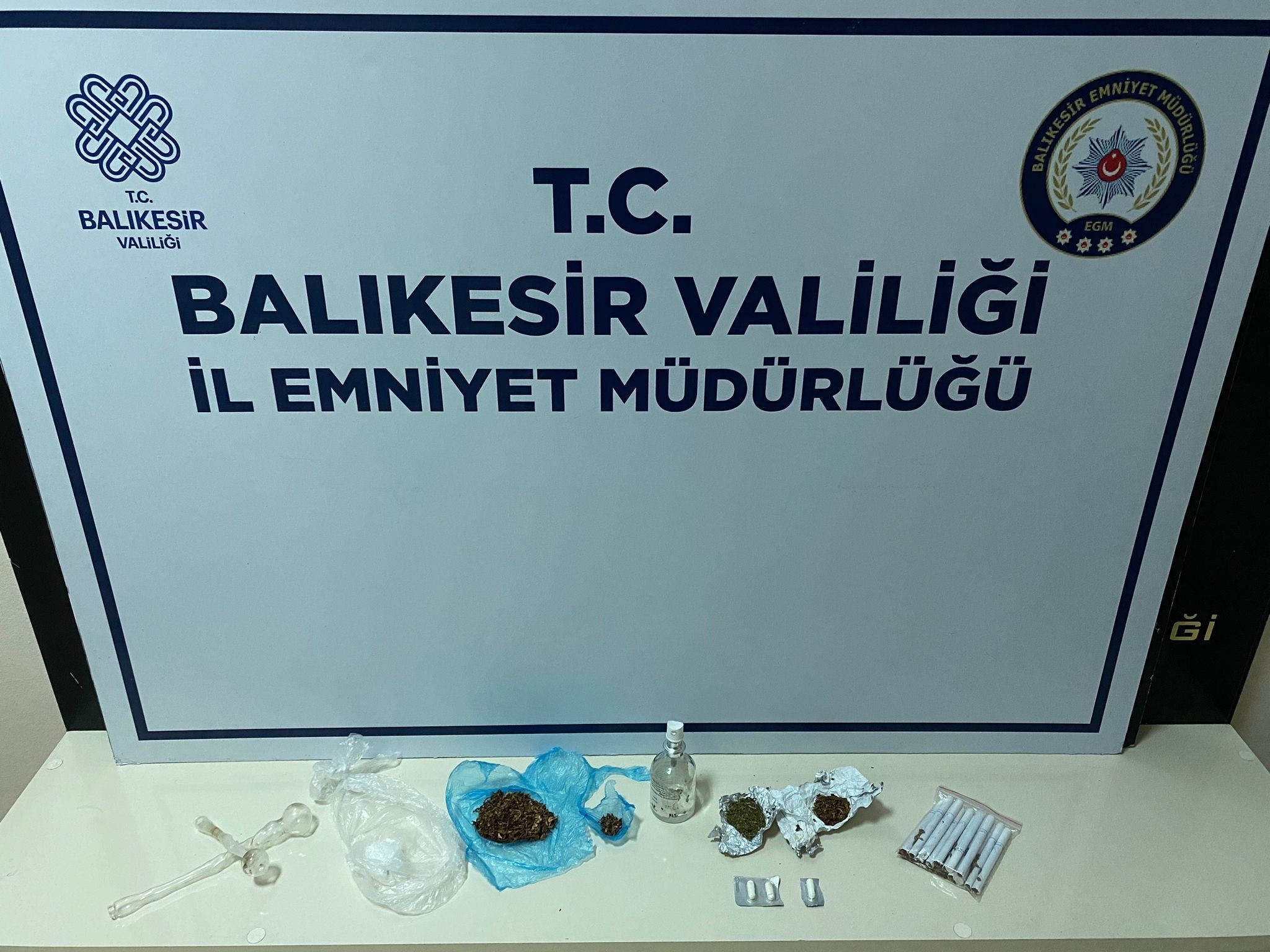 Bandırma’da, narkotik polisi tarafından yapılan operasyonda uyuşturucu ticareti yaptıkları gerekçesiyle