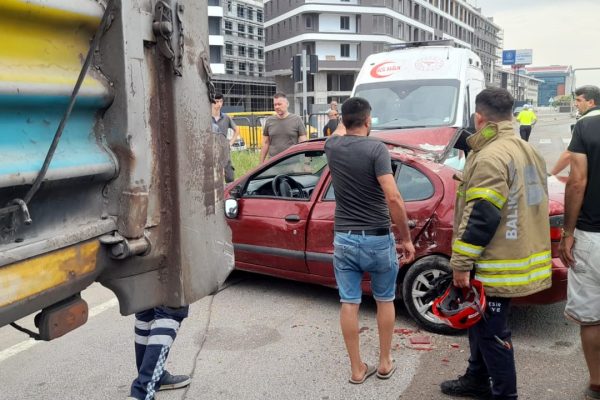 KAMYONUN DORSESİ İLE OTOMOBİLİN ARASINA SIKIŞTI