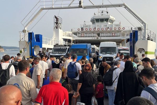 ERDEK İSKELESİNDE TATİLCİ YOĞUNLUĞU