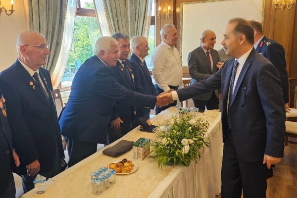 ÖNCE BAYRAMLAŞMA SONRA ŞEHİTLİK ZİYARETİ