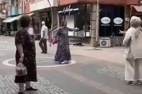 ESKİ EŞİNİN KAÇTIĞINI DÜŞÜNDÜĞÜ KADINININ DÜKKANINI TAŞLADI