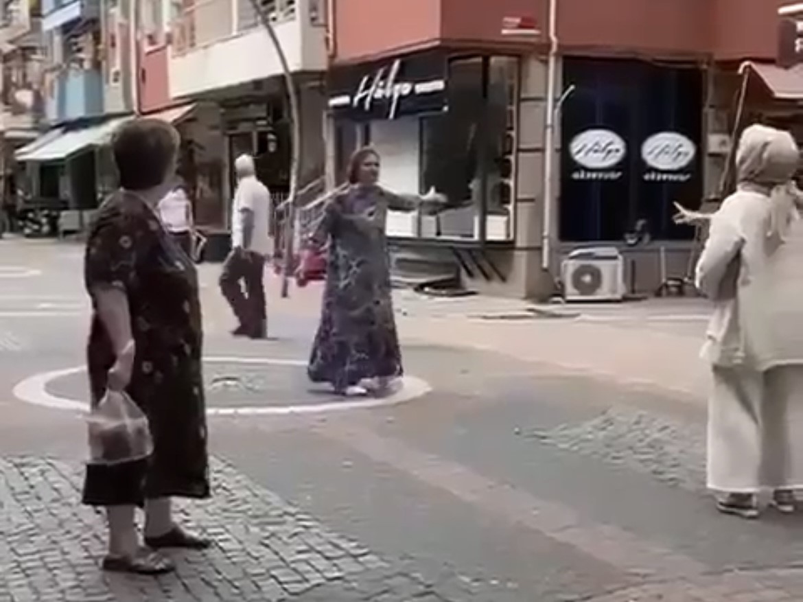 Balıkesir’in Gönen ilçesinde bir kadın, boşandığı eşinin kaçtığını düşündüğü kadına