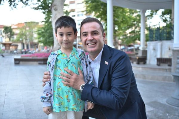 AHMET AKIN BAYRAMDA  HALKLA BERABER