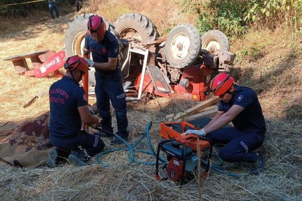 TERS DÖNEN TRAKTÖRÜN SÜRÜCÜ HAYATINI KAYBETTİ