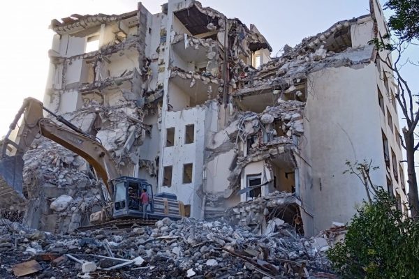 40 YILLIK BELEDİYE BİNASI YIKILDI