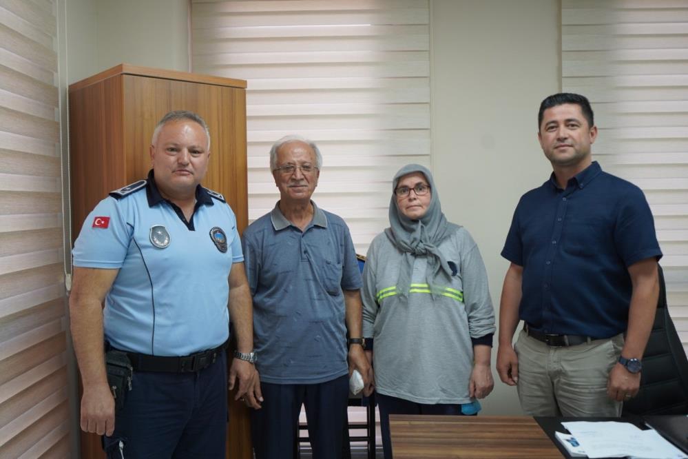 Balıkesir Altıeylül Belediyesi’nde görevli temizlik personeli kadın parkta para dolu