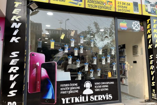 HUSUMETLİSİNİN DÜKKANINI TAŞLAYAN ŞAHIS TUTUKLANDI