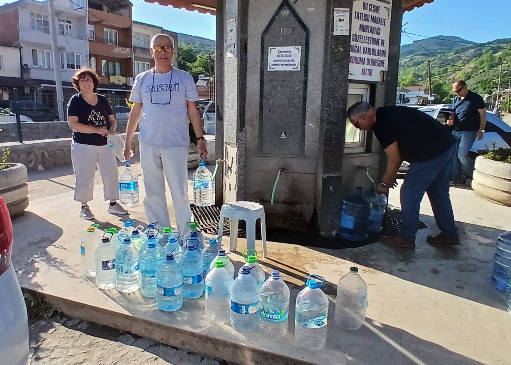Kapıdağ’ın bereketli topraklarından gelerek kırsal Tatlısu mahallesindeki çeşmeden su alanlar
