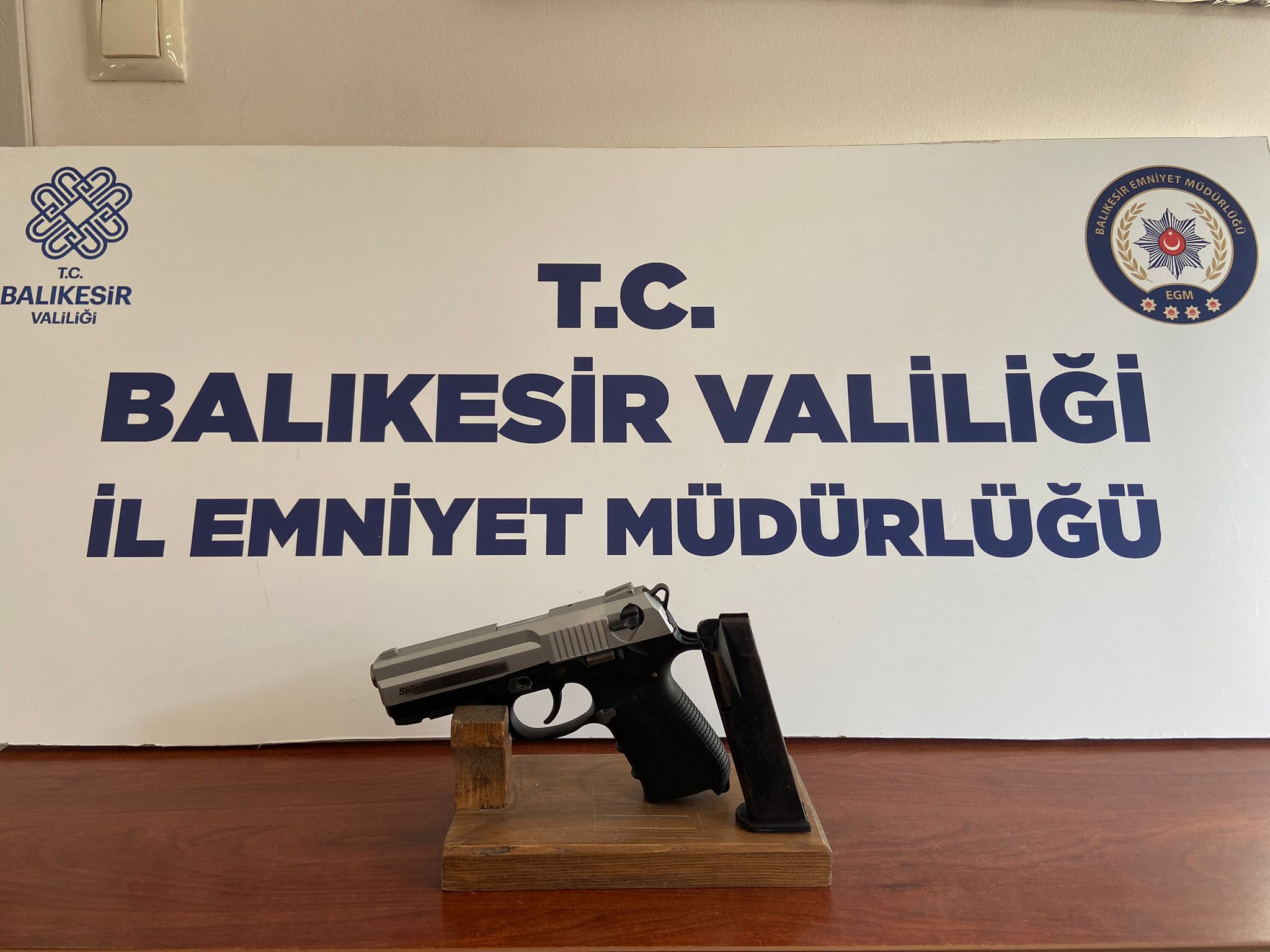BANDIRMA’DA park halindeki araçtan 14 bin liralık malzeme çalan hırsızlık