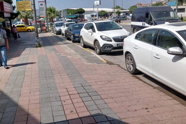 OTOBÜS DURAĞI KALKTI ÖZEL ARAÇ PARKI OLDU