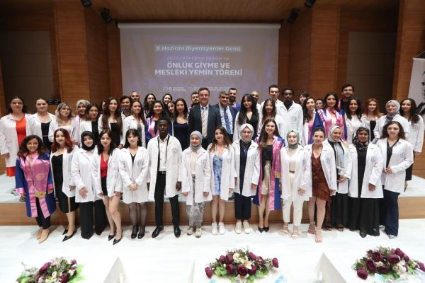 İLK BEYAZ ÖNLÜĞÜ REKTÖR BOZ GİYDİRDİ