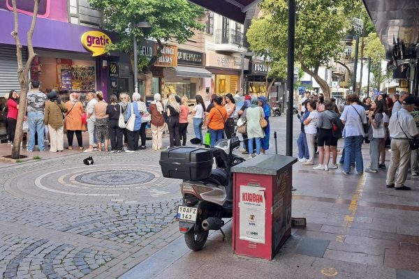 İNDİRİMLİ ÜRÜNLER İÇİN KUYRUK OLDULAR