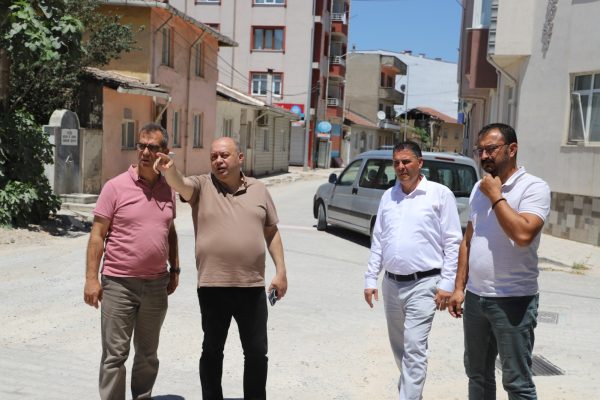 GÖNEN’DE PARKE TAŞI YENİLEME ÇALIŞMALARI BAŞLADI