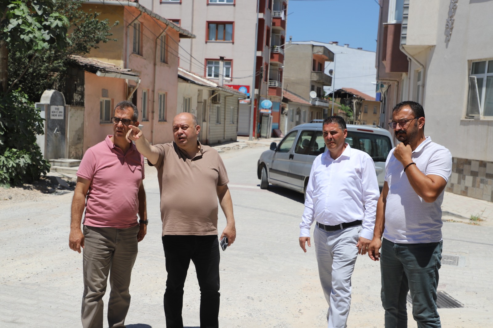 GÖNEN’DE PARKE TAŞI YENİLEME ÇALIŞMALARI BAŞLADI