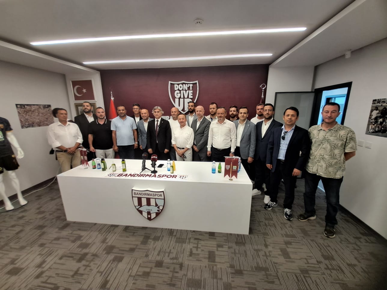 Bandırmaspor Kulübü 202472025 sezonunda kulübe sponsor olan firmalara düzenlediği basın