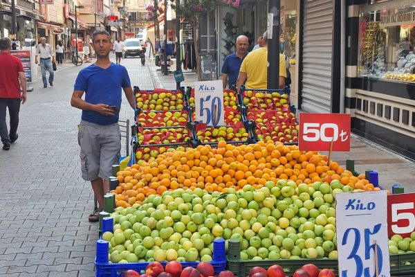 36 YILDAN BU YANA AYNI KÖŞEDE TEZGAH AÇIYOR