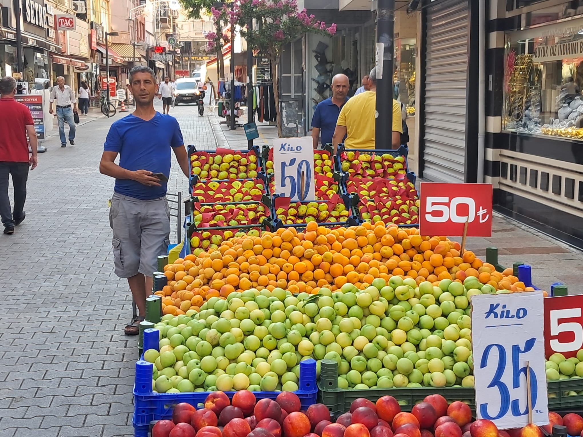 Şehit Süleyman Bey Caddesinde kuyumcu dükkanlarının bulunduğu köşede Gökhan Demirdöğen