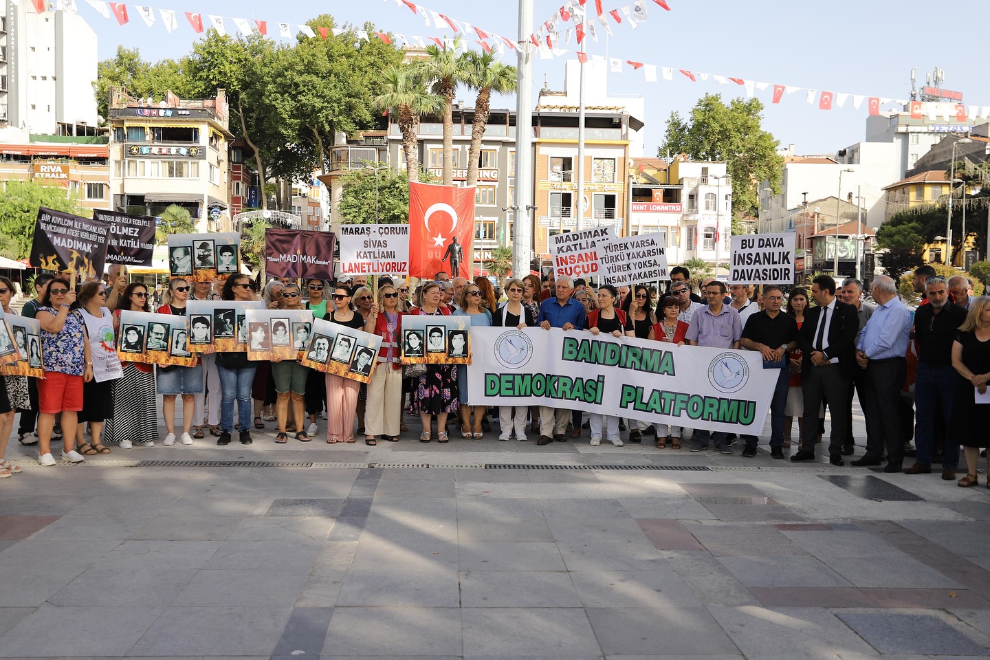 31 yıl önce Sivas’ta yakılarak katledilen aydınlar Bandırma’da düzenlenen etkinlik