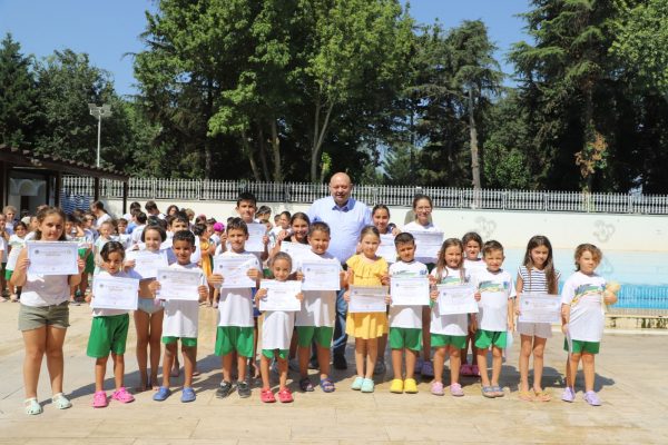 YÜZME KURSU ÖĞRENCİLERİNE SERTİFİKALARI VERİLDİ