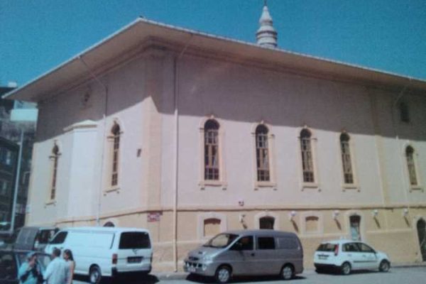 CAMİYE GİRİP ÇOCUKLARIN DONDURMALARINI YEDİLER