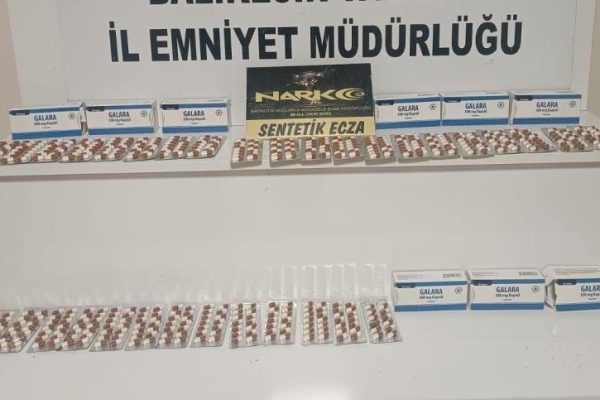 DURDURULAN ARAÇTA 522 ADET SENTETİK HAP BULUNDU