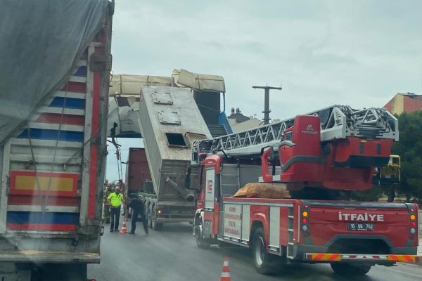 BANDIRMA’DA DORSESİ AÇIK KALAN TIR ÜST GEÇİDE ÇARPTI