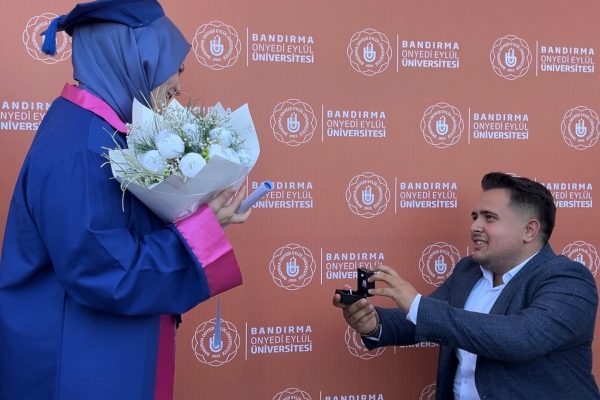 MEZUNİYETTE EVLENME TEKLİFİ YAPTI