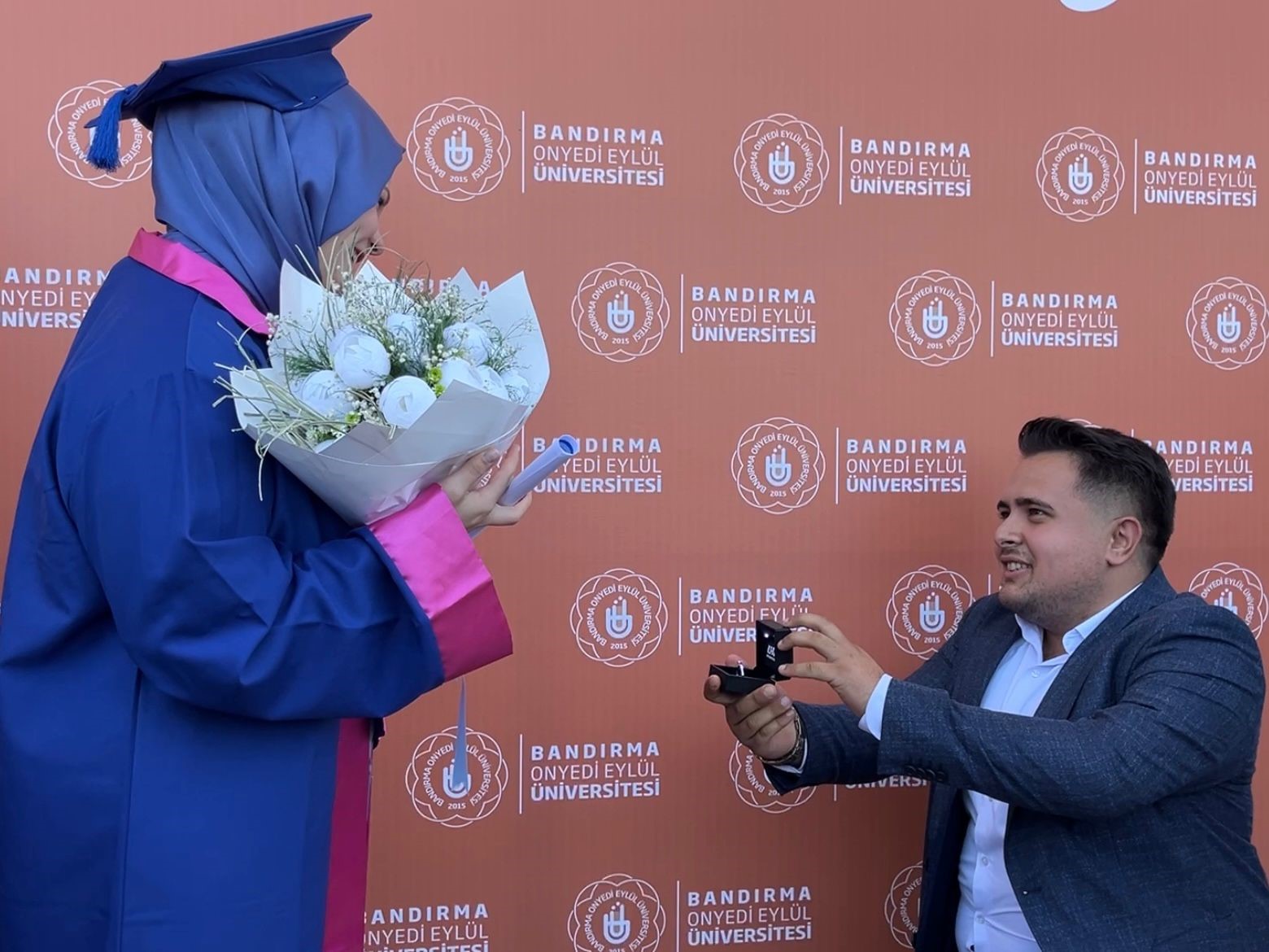Bandırma Onyedi Eylül Üniversitesi’nin mezuniyet töreninde unutulmaz bir an yaşandı.