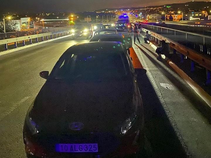 Bandırma’da toplam 5 aracın karıştığı zincirleme kaza sonucu 8 kişi