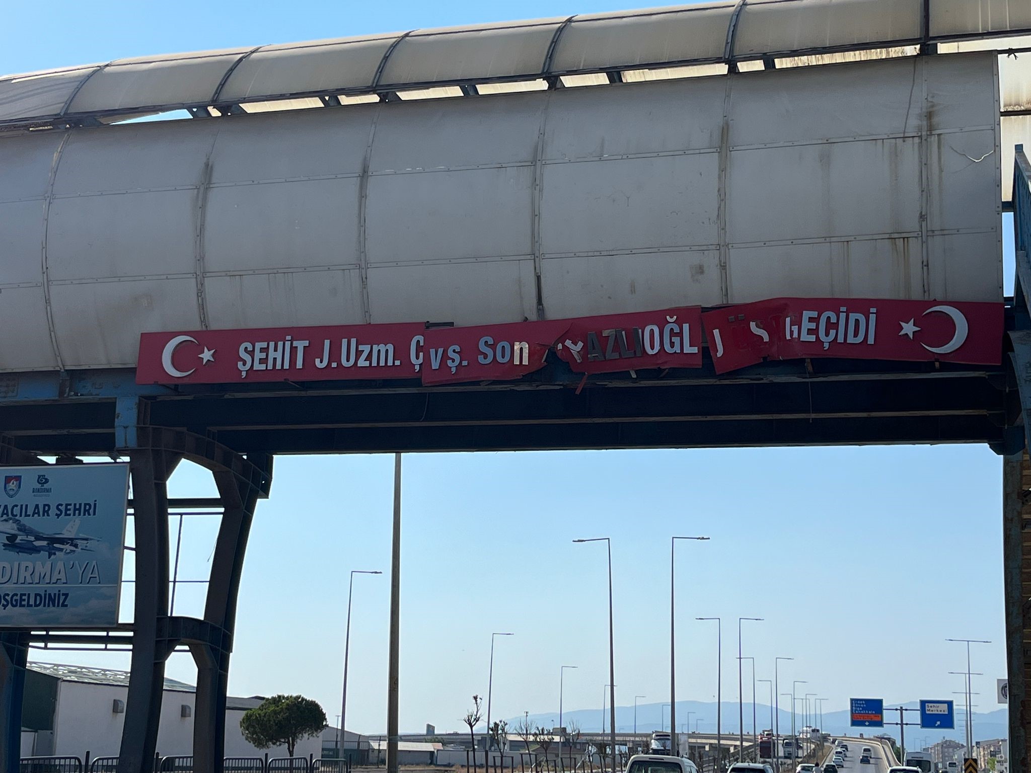 Bandırma’da seyir halindeyken dorsesi açılan tır üst geçide çarptı. Aynı