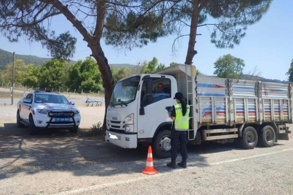 YÜK TAŞIYAN ARAÇLAR DENETLENDİ