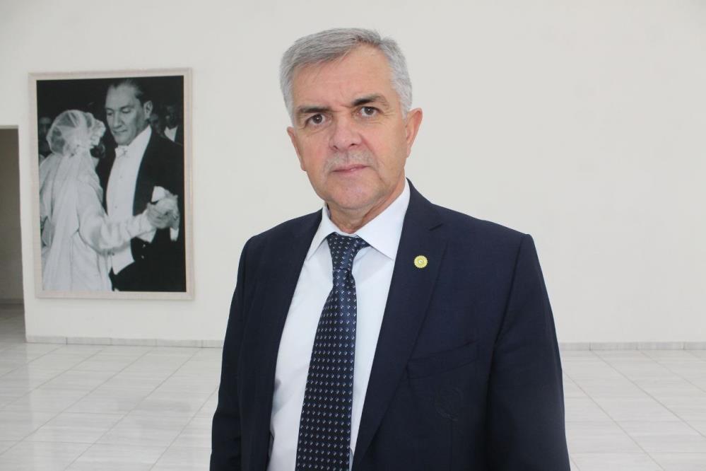 AYÇİÇEK ÜRETİCİLERİ YAĞIŞ BEKLİYOR Marmara Bölgesi’nin önemli ayçiçeği üretim merkezlerinden biri olan Balıkesir’in Manyas