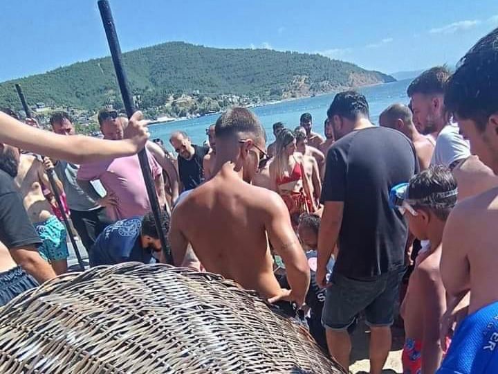 Balıkesir’in Erdek ilçesinde denizde boğulma tehlikesi geçiren bir kişi, sevk