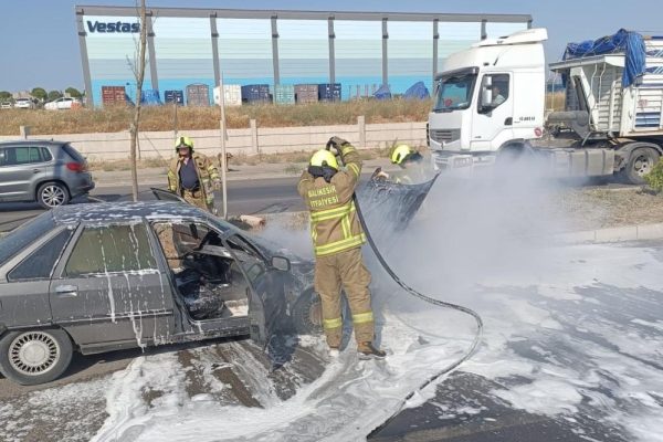 BANDIRMA’DA SEYİR HALİNDEKİ OTOMOBİL ALEV ALDI